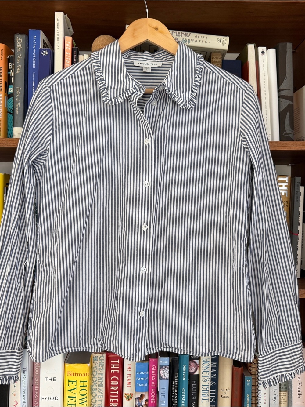Amour Vert Men's Navy and White Vertical Stripe Button-Down Shirt